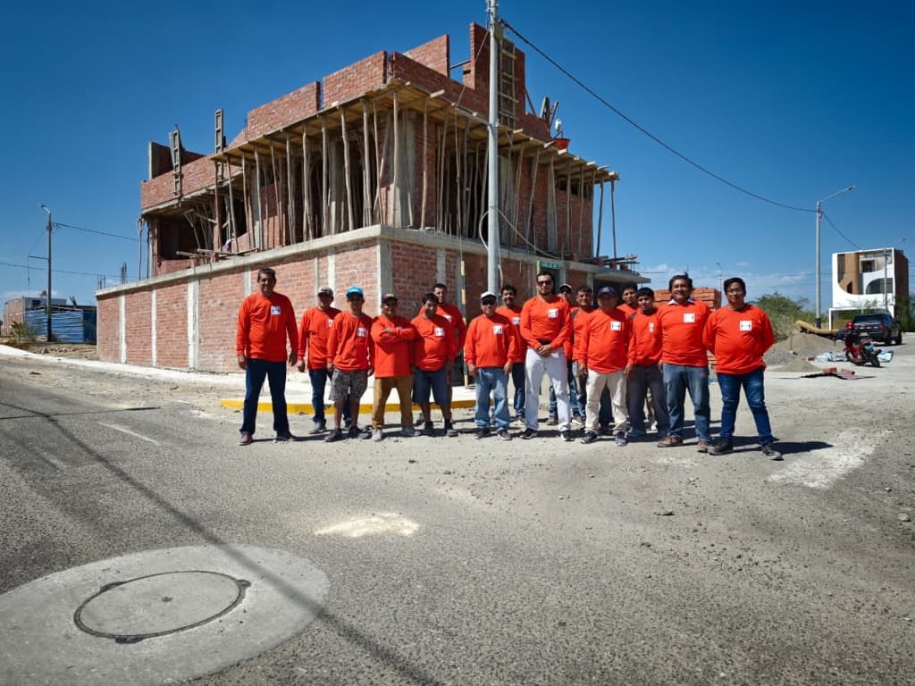 Equipo en ejecución de proyecto de construcción